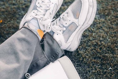 Sac &agrave; main et baskets : le duo qui structure la silhouette
